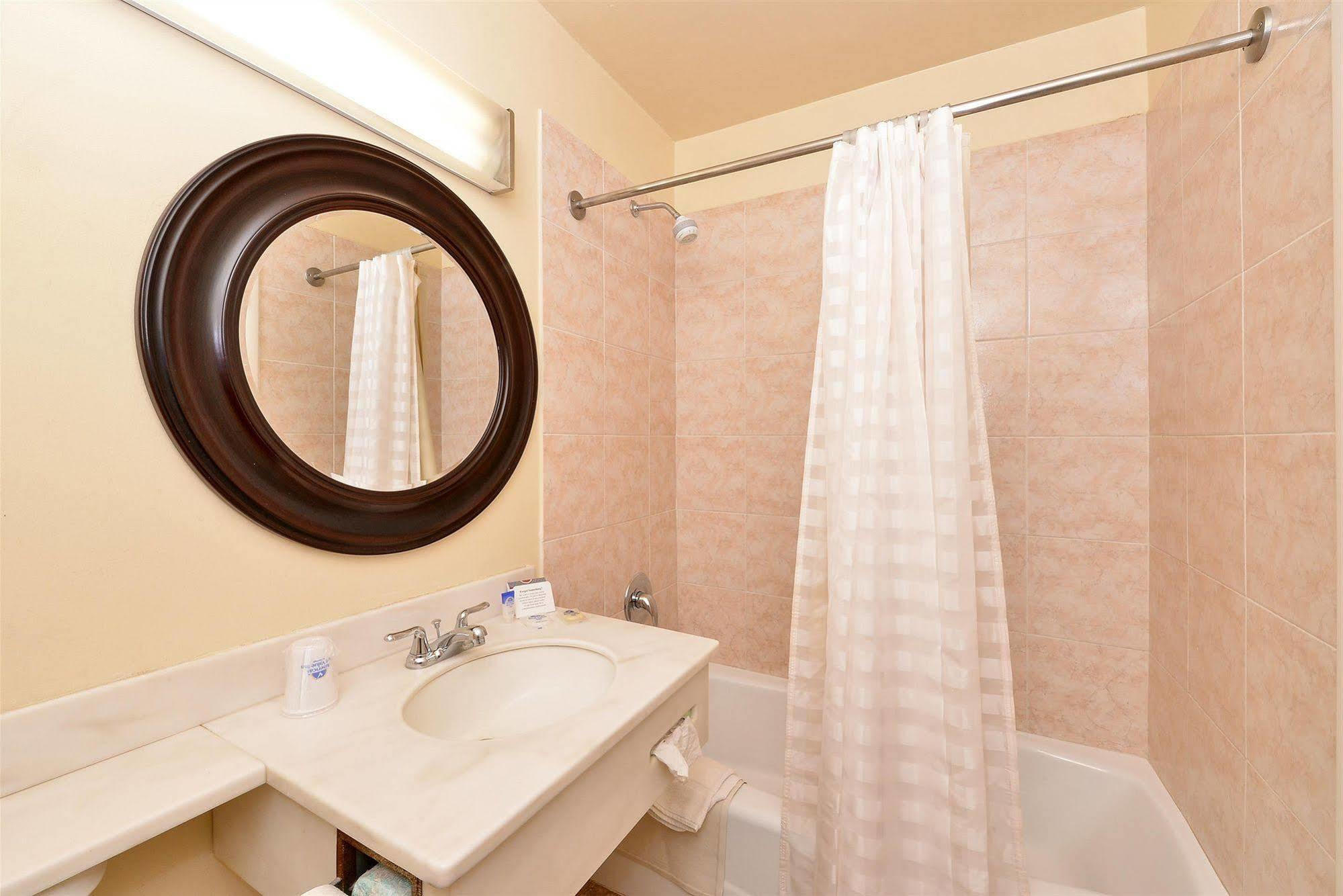 Americas Best Value Inn Ashtabula/Austinburg Bagian luar foto