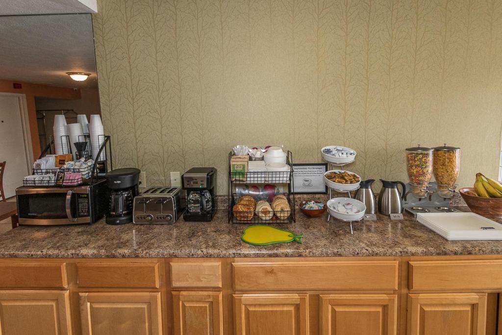 Americas Best Value Inn Ashtabula/Austinburg Bagian luar foto